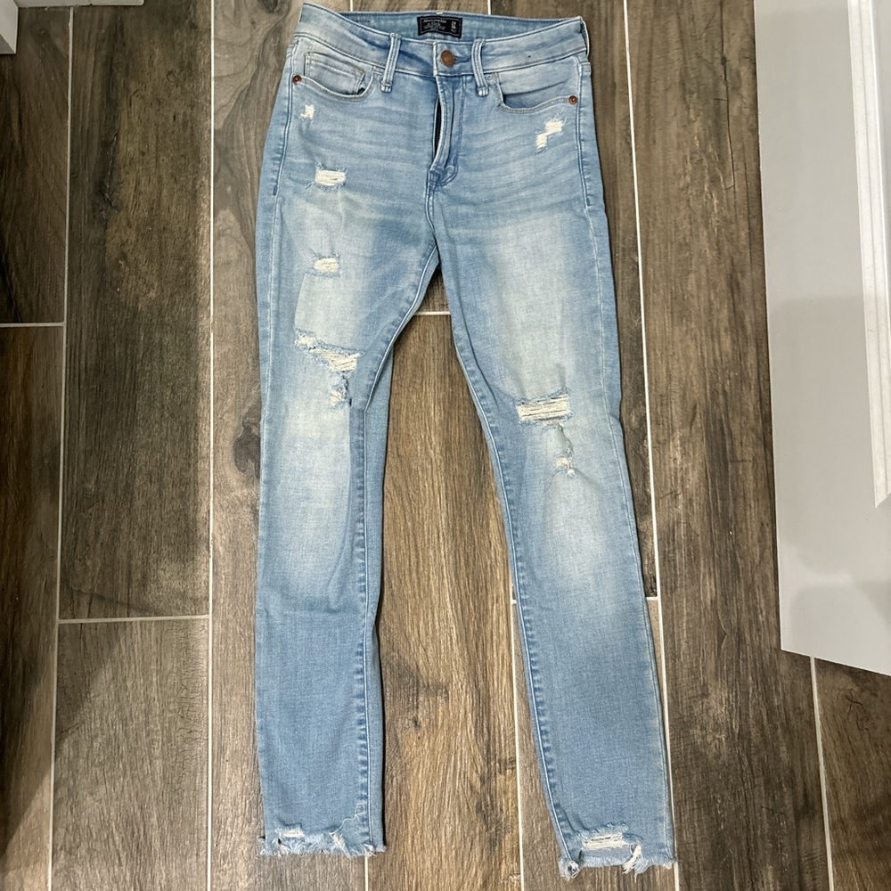 Abercrombie & Fitch cropped skinny jeans with ripped knees - Picture 2 of 7